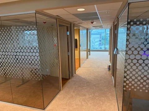 Kontor med glassvegger og møterom.