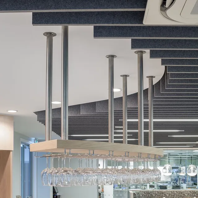 Himlingspaneler for bedre akustikk i serveringslokale.