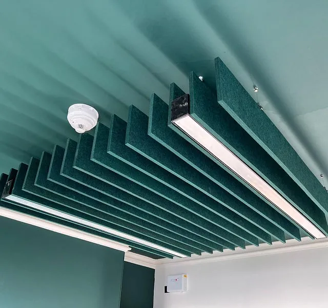 Akustiske takpaneler med belysning.