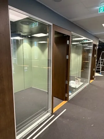 Glassvegger og kontordører i kontorlokale.