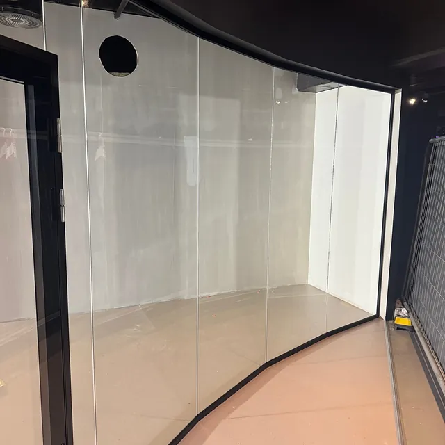 Glassvegg i moderne næringslokale.