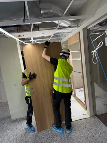 Installasjon av kontordør i næringslokale.