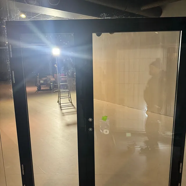 Montering av glassdører i næringsbygg.