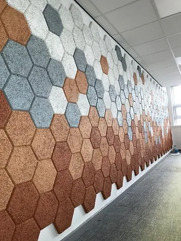 Lydabsorberende veggpaneler i næringslokale.