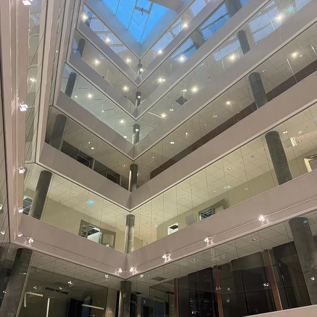 Kontorbygg med glassvegger og atrium.